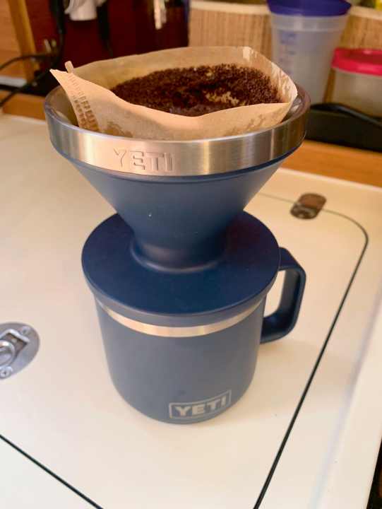 Il robusto filtro permanente di Yeti e la tazza da esterno chiamata Rambler