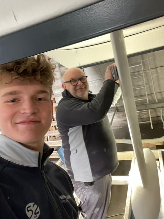   "Live" aus der Halle in Bad Salzuflen: Melwin Fink mit Bootsbauer Markus Mehlen beim Ausbau des neuen "nackten" Minis