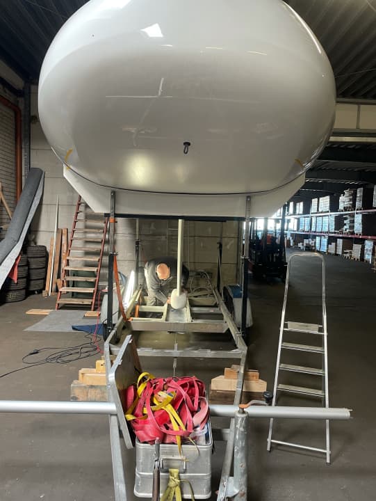   Vue de la halle de Bad Salzuflen où Melwin Fink et le constructeur de bateaux Markus Mehlen équipent la nouvelle Mini de Fink.