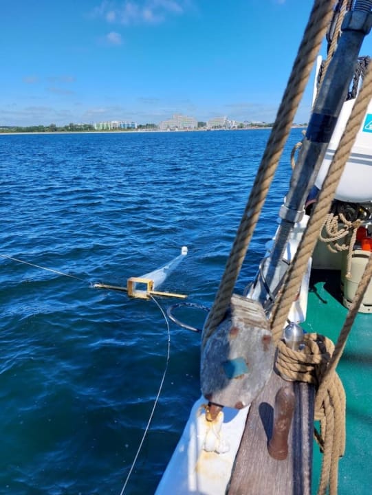   Partikelproben werden an unterschiedlichen Stellen auf der Ostsee entnommen