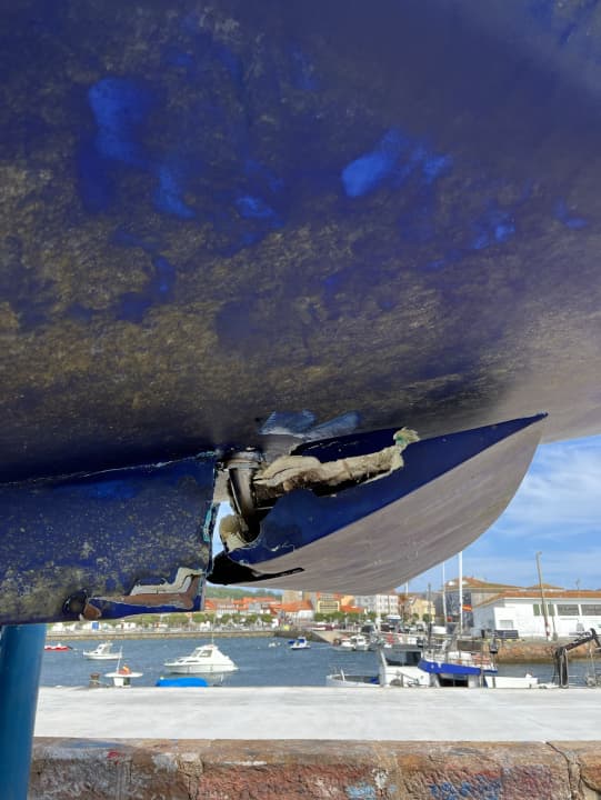 Die vom Walangriff beschädigte Ruderanlage: Erst nach dem Kranen wird das Ausmaß des Schadens sichtbar. Durch das stark beschädigte untere Ruderlager drang Wasser ins Schiff ein