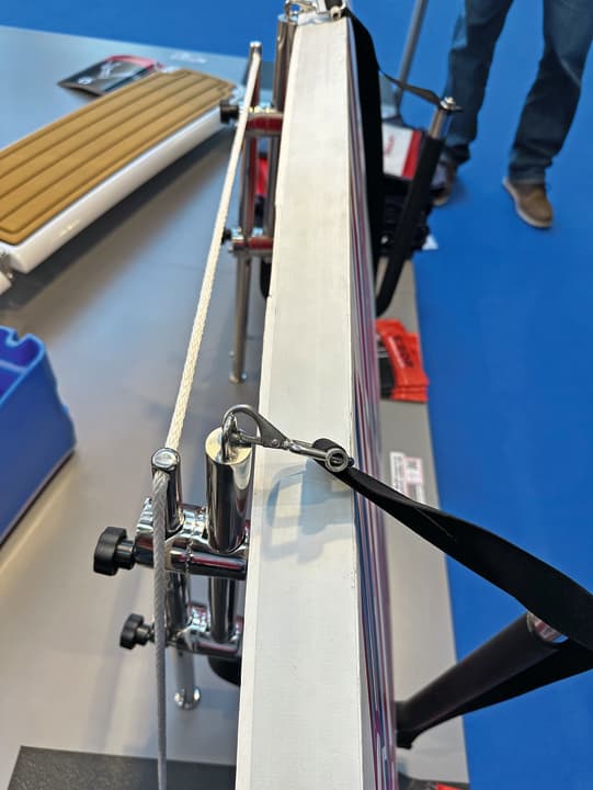 Les étriers en acier inoxydable sont sécurisés par deux vis à garret et peuvent être rabattus entre les supports du rail lorsqu'ils ne sont pas utilisés.