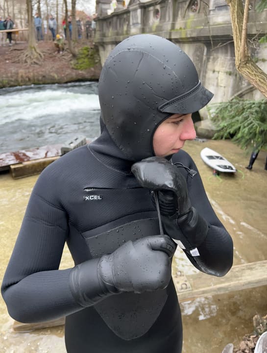 Tight seals and good gloves, then even four degrees of water loses its terror.