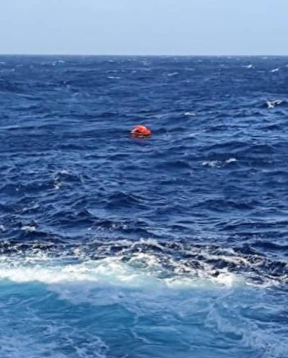 Comme un ballon de jeu perdu dans les vagues : Fabrice Amedeo dans le radeau de sauvetage