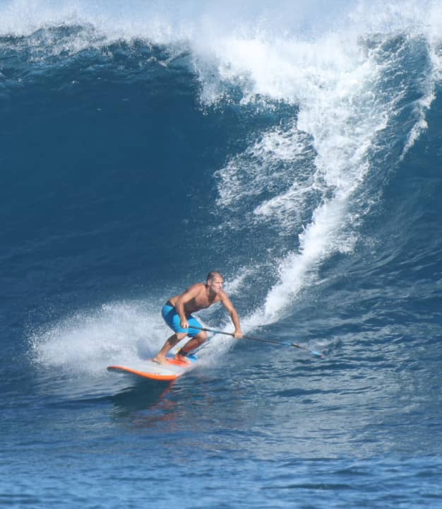 Links abbiegen: „Als Goofy Footer liebe ich die Welle von Lanes“, sagt Schweiger, „auf Maui gibt es wenig gute Lefts. Die „glassy Days“ lass’ ich mir daher nicht entgehen!“