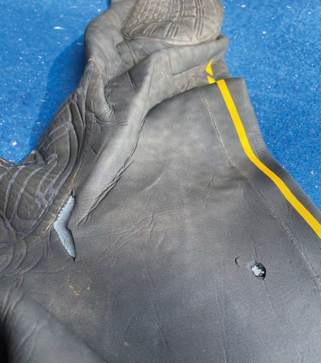 Kein seltener Anblick: Ein alter Glatthaut-Neo mit Löchern. Kleine Löcher lassen sich oftmals mit Neoprenkleber abdichten – größere (vor allem an stark beanspruchten Stellen wie im Schritt) sind beim Gebrauchtkauf von Winterneopren ein Ausschlusskriterium.