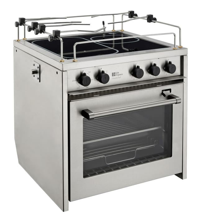 Gimballed induction cooker as a luxury solution: If you want to cook at sea, the cooker has to work even when the boat is heeling. The Ocean Chef 3 is one of the few electric cookers with induction and gimbals. However, it does not usually fit directly into the recesses intended for gas cookers. The price is around 5,600 euros