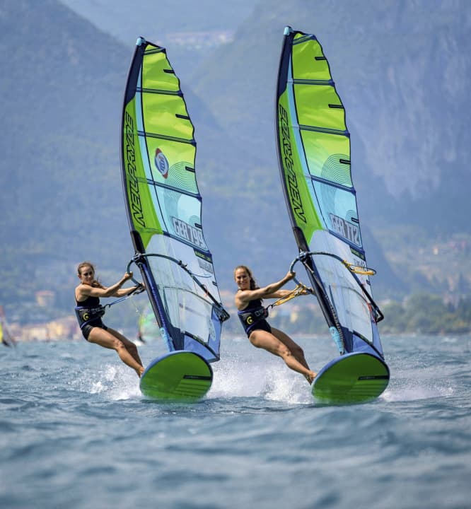 Ein Zwilling kommt selten allein – Resi (links) und Sophie Steinlein ohne Foil am Gardasee.