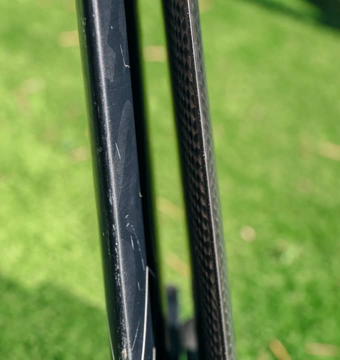 Rund oder scharf – macht zickig oder zahm: Neben vielen anderen Kriterien bestimmt die Dicke des Profils und der Radius an der Vorderkante wesentlich die Fahreigenschaften von Finne (oben) und Foil (unten). „Dicke Profile mit runder Anströmkante vertragen bei niedriger Geschwindigkeit Änderungen des Anströmwinkels besser“, erläutert Otmar Schleenvoigt von Hurricane Fins. Im Klartext: Dicke Finnen neigen tendenziell nach dem Angleiten weniger zum Spin Out, dicke Foils stürzen weniger abrupt ab und tragen besonders sicher durch langsame Halsen.