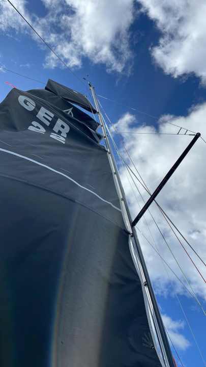   Das Aus für Dominic Stahl und Reto Meichle auf der Dehler 30 od "www.crazyboats.de" kam schon vor dem Start: Beim Setzen ist der oberste Rutscher gebrochen und dann darauf das Segel. Ein Ersatzsegel war auf die Schnelle nicht zu bekommen. Daher startete diese Dehler 30 od nicht