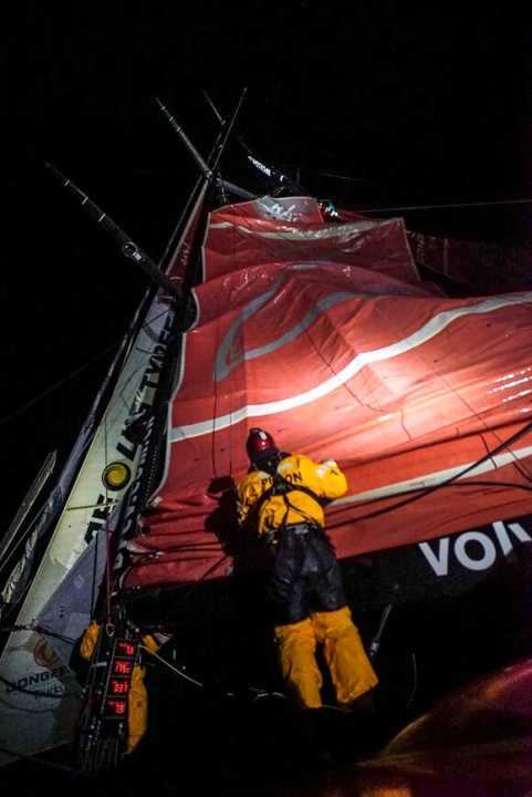   Bei Dunkelheit und 30 Knoten Wind: Dongfengs Masttopp brach über der dritten Saling