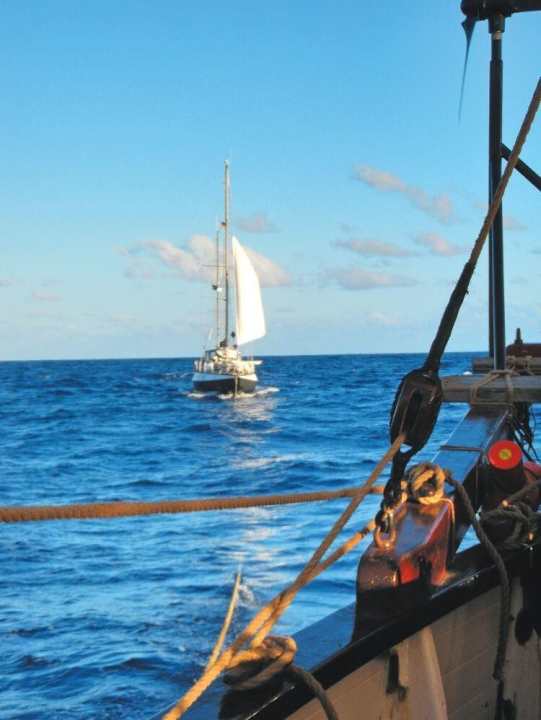   En hiver 2012 : le ketch en acier "Fidel" en remorque sur l'Atlantique