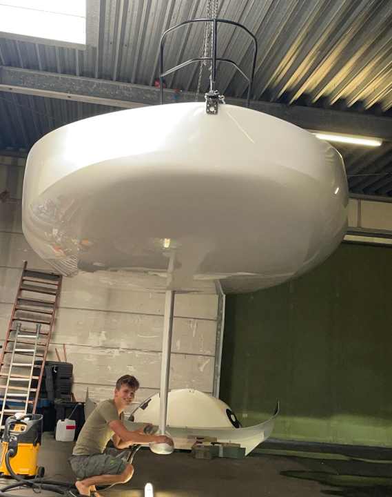   Ancora una volta e sempre in officina invece che in acqua: Melwin Fink con la sua "nuova costruzione". Déjà vu: presto torneremo a Barcellona, proprio come la prima e poi danneggiata nuova costruzione...