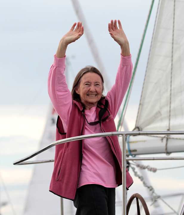   Dopo diversi tentativi, Jeanne Sokrates ha battuto il record nel 2019: è diventata la donna più anziana a circumnavigare il mondo in solitaria e senza scalo