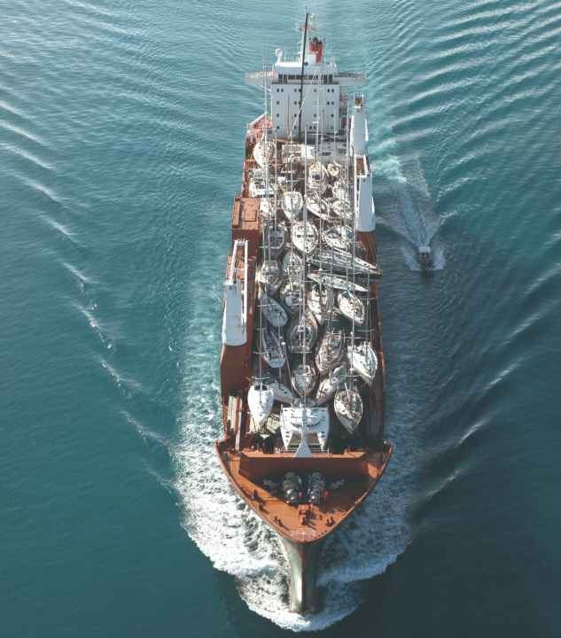 Ein Frachter voller Segelyachten: Der Seetransport hat seinen Preis