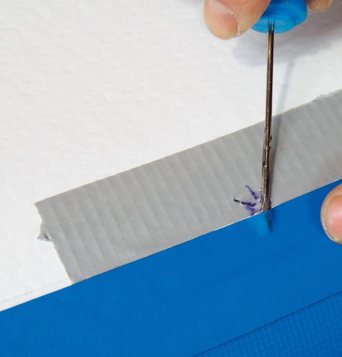 Mit dem selben Werkzeug wird der Kleber in die geöffnete Stelle eingebracht (4). Du versuchst im Idealfall, den Kleber möglichst nahe an die eigentliche Nahtstelle zwischen der Seitenwand und der Deckfolie zu bringen.