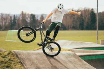 Highend-Dirtbike mit Flaschenhalter