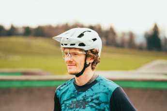 The helmet with running tank suction