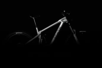 Erstes E-Enduro der Briten mit DJI-Avinox-Motor enthüllt