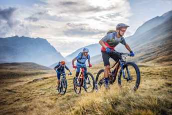 8 Trailbikes mit 120 bis 140 mm Federweg im Vergleich