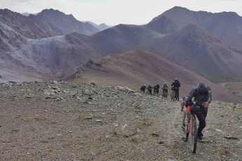 Unsupported durchs kirgisische Tian-Shan-Gebirge