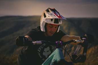 Fullface-Schutz trifft luftigen Uphill-Flow