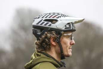 Ein Helm, der sich zur Sicherheit auflöst