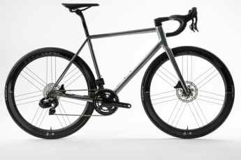 Stahlrenner in zwei neuen Farbvarianten