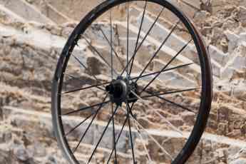 A crazy carbon hybrid in a lightweight wheel