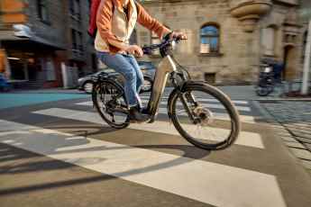 E-trekking bike with full-suspension wave frame
