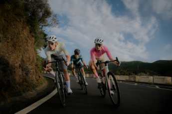 Van Rysel präsentiert neue Kollektion mit Helm, Jersey, Bib & Brille