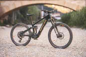 Downhill-Spezialist mit Allround-Qualitäten?