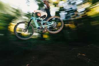 E-MTBs mit Bosch Motor, 800 Wh und fett Federweg