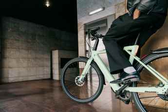 Stylish city e-bike with GPS tracking