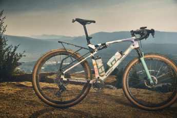 Vollgefedertes Gravelbike