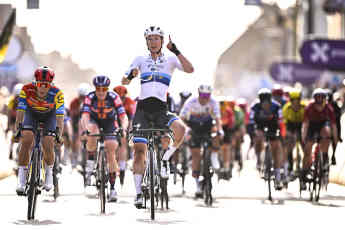 Wiebes dominiert Massensprint und gewinnt