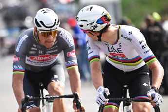 Gigantenduell auf Kopfsteinpflaster