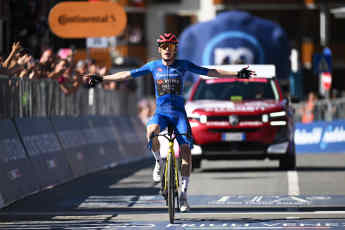Vingegaard takes the overall lead with a superior victory