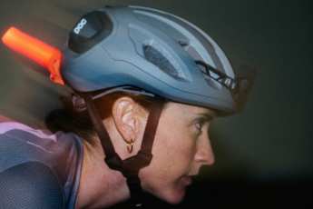 Der neue Amidal von POC mit Mips und passendem Knog-Rücklicht