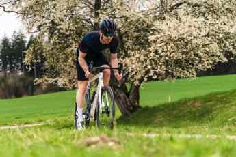 Ausrüstung fürs Rennradfahren im Frühjahr