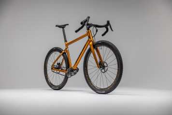 Vergoldetes Gravelbike mit Getriebeschaltung