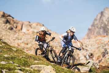 So begeisterst du deine Freundin fürs Mountainbiken