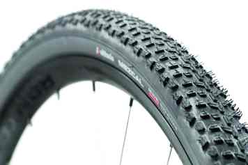 Zwei Gravelreifen von Vittoria stellen sich dem Test-Duell