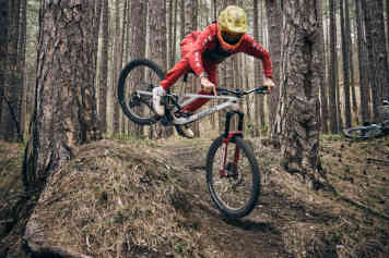 7 MTB-Fahrtechnik-Manöver mit Korbi Engstler