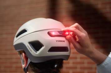 Neuer E-Bike-Helm mit abnehmbarem Rücklicht