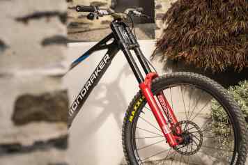 Präzision und Kontrolle für Downhill-Bestzeiten