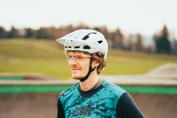 The helmet with running tank suction