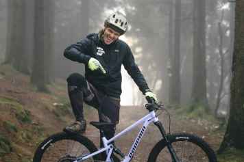 Vollgefedertes Kinder-Mountainbike mit Enduro-Ausstattung
