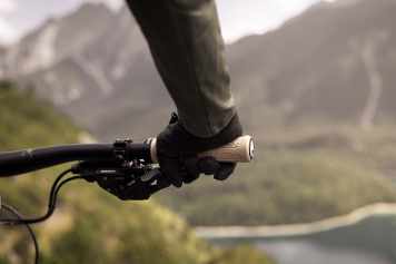 Neuer All-Mountain-Griff soll Komfort und Kontrolle besser vereinen