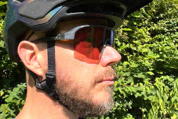 Die Sonnenbrille aus Holz und Stroh